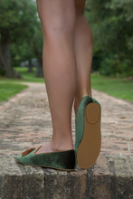 Carica l'immagine nel visualizzatore di Gallery, BRIGITTE – Velluto Verde Militare