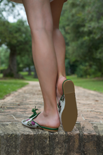 Carica l'immagine nel visualizzatore di Gallery, URSULA –  Broccato Fiori Viola