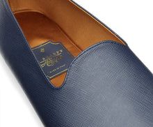 Carica l'immagine nel visualizzatore di Gallery, HOME SLIPPER UOMO - Pelle saffiano e Raso Blu Notte/Cognac