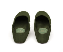 Carica l'immagine nel visualizzatore di Gallery, HOME SLIPPER DONNA - Camoscio e Raso Verde Militare