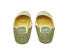 Carica l'immagine nel visualizzatore di Gallery, HOME SLIPPER DONNA - Camoscio / Raso - Salvia / Cognac