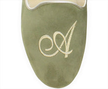 Carica l'immagine nel visualizzatore di Gallery, HOME SLIPPER DONNA - Camoscio / Raso - Salvia / Cognac