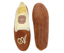Carica l'immagine nel visualizzatore di Gallery, HOME SLIPPER UOMO- Camoscio / Raso - Marrone / Cognac