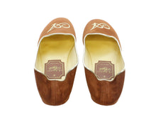 Carica l'immagine nel visualizzatore di Gallery, HOME SLIPPER UOMO- Camoscio / Raso - Marrone / Cognac